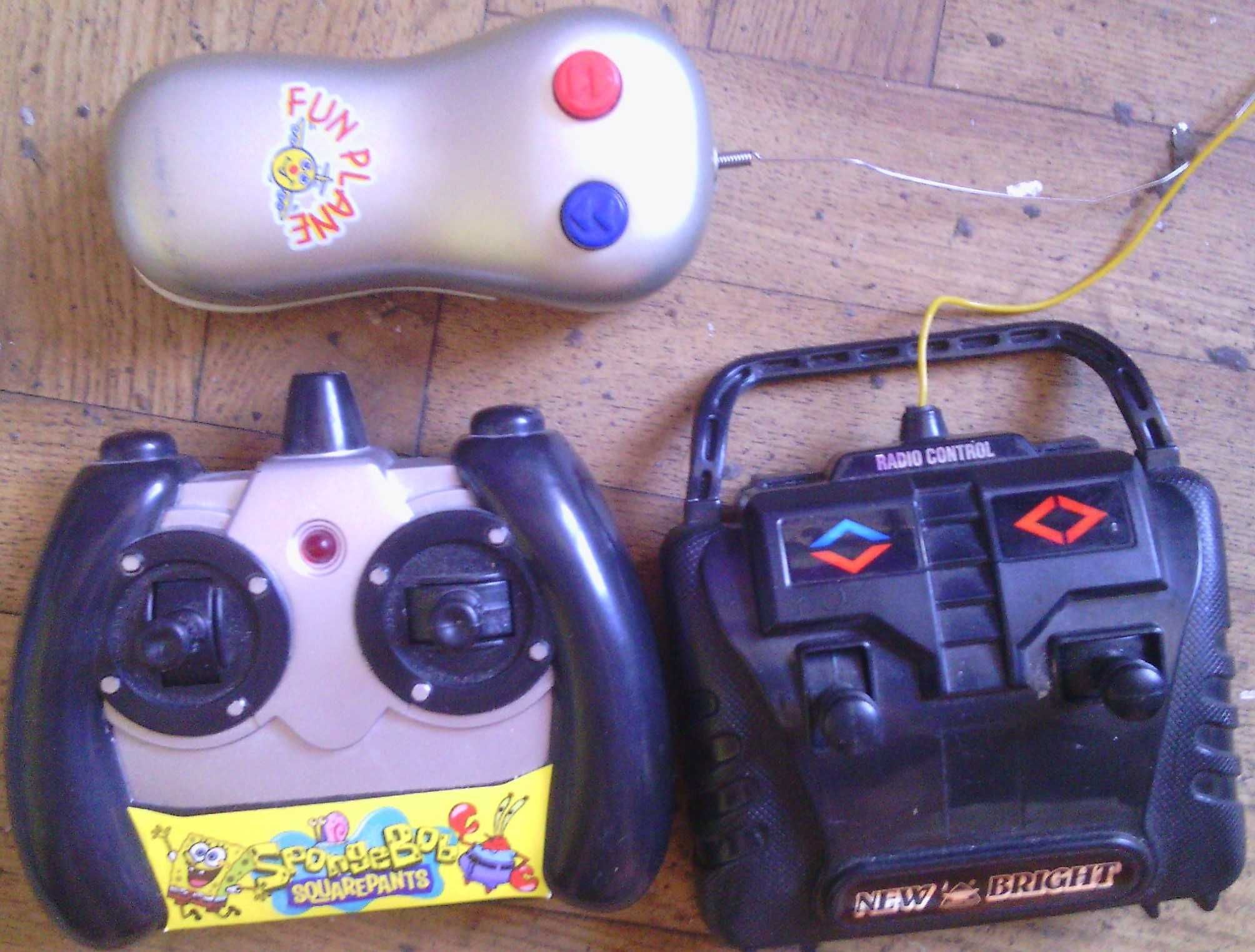 5 аккумуляторов батареи для детской машинки , пульты к ним