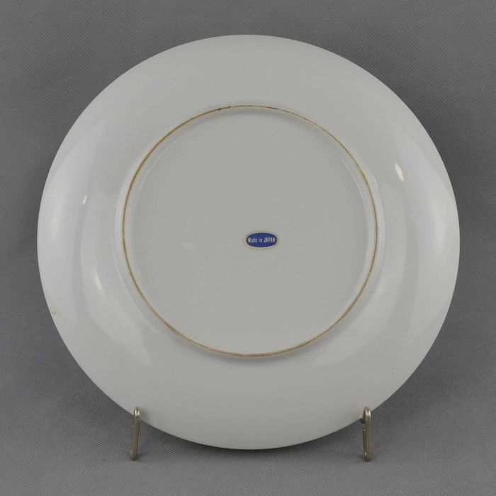 Prato em Porcelana Japonesa ricamente decorado com flores e Pavões