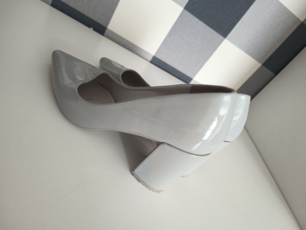Szare lakierowane buty na obcasie, rozmiar 41!