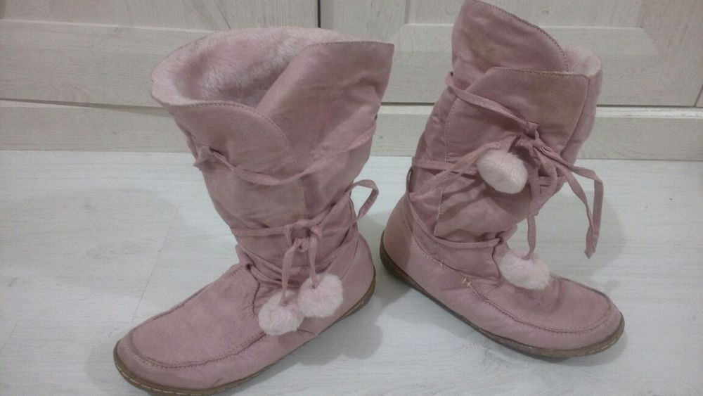 pudrowy róż kozaczki botki  pompony futerko