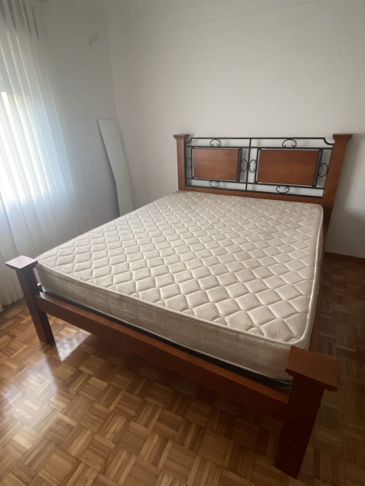 Quarto com mesas de cabeceira, em madeira, em bom estado