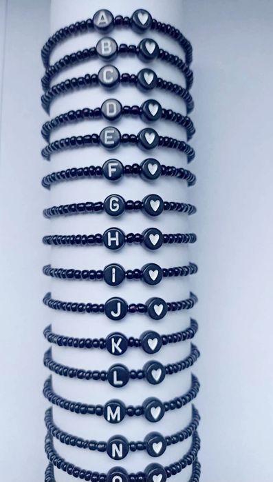 Bransoletka z inicjałem czarna #handmade