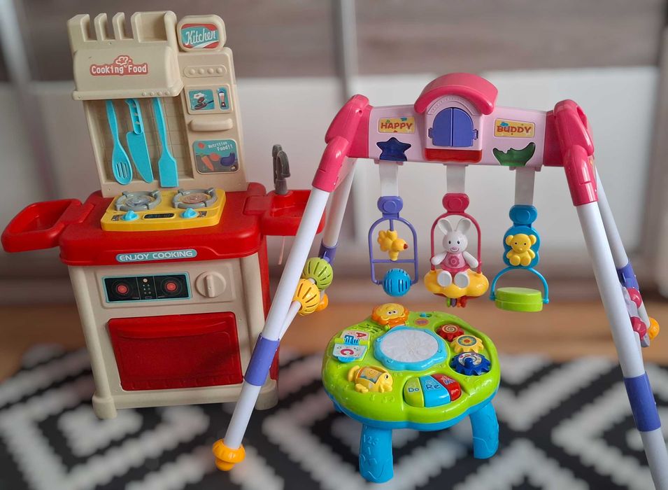 Zestaw zabawek: kuchnia, pałąk interaktywny, stolik