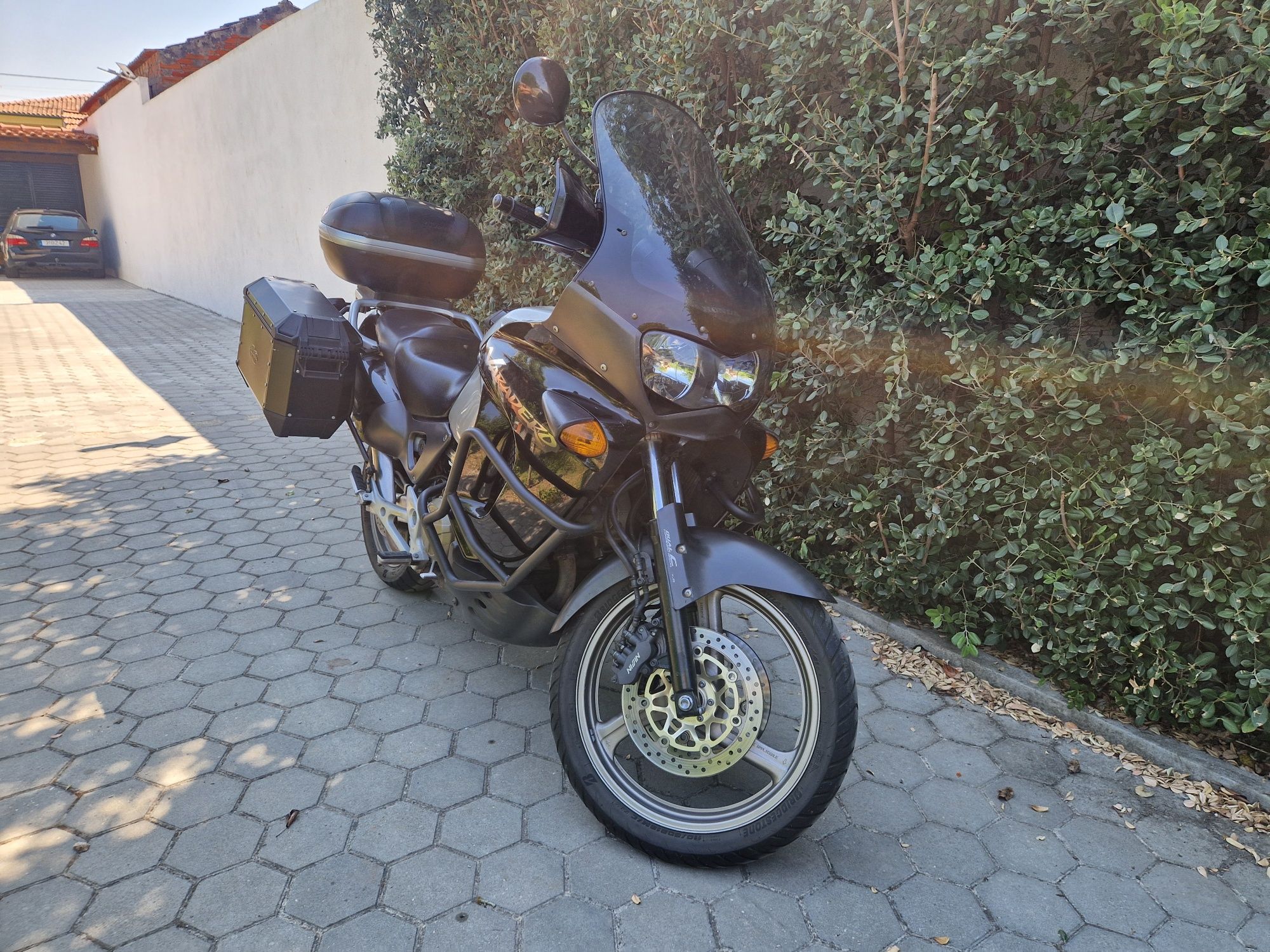 Honda Varadero 1000 com 50 mil km, ótimo estado.