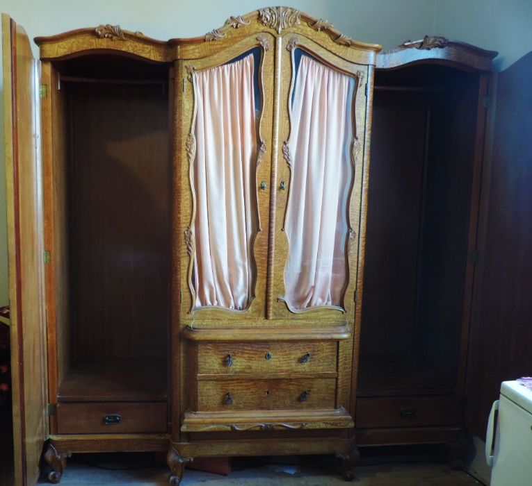 набір старовинних антикварних меблів з карельської берези