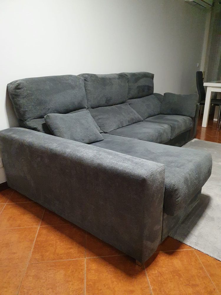 Sofa cinzento com chaiselong + 2 puffs