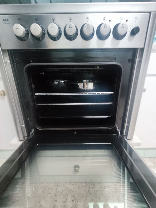 Fogão com 5 bicos a gás e forno. Como novo.