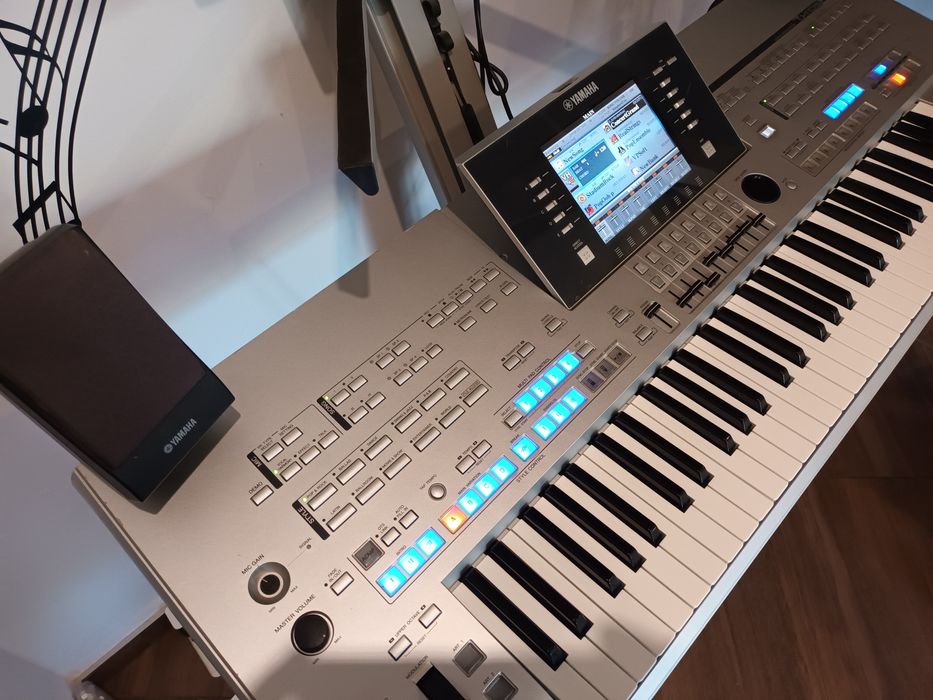 Yamaha Tyros4 z głośnikami