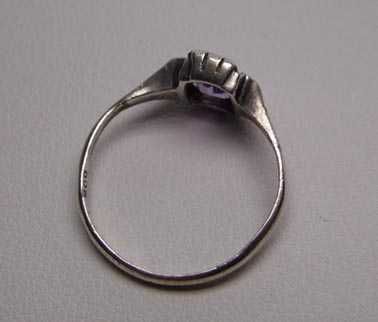 Delikatny przedwojenny pierścionek z ametystem.