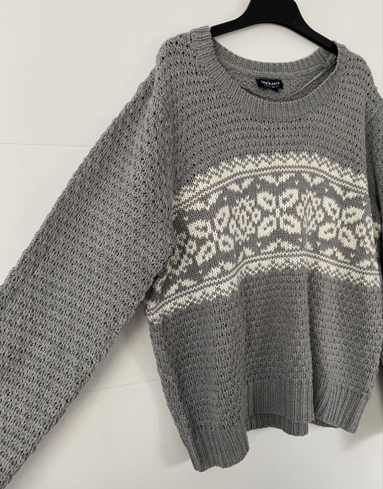 Sweter casual z białym wzorem szarość klasyka zimowy klimat