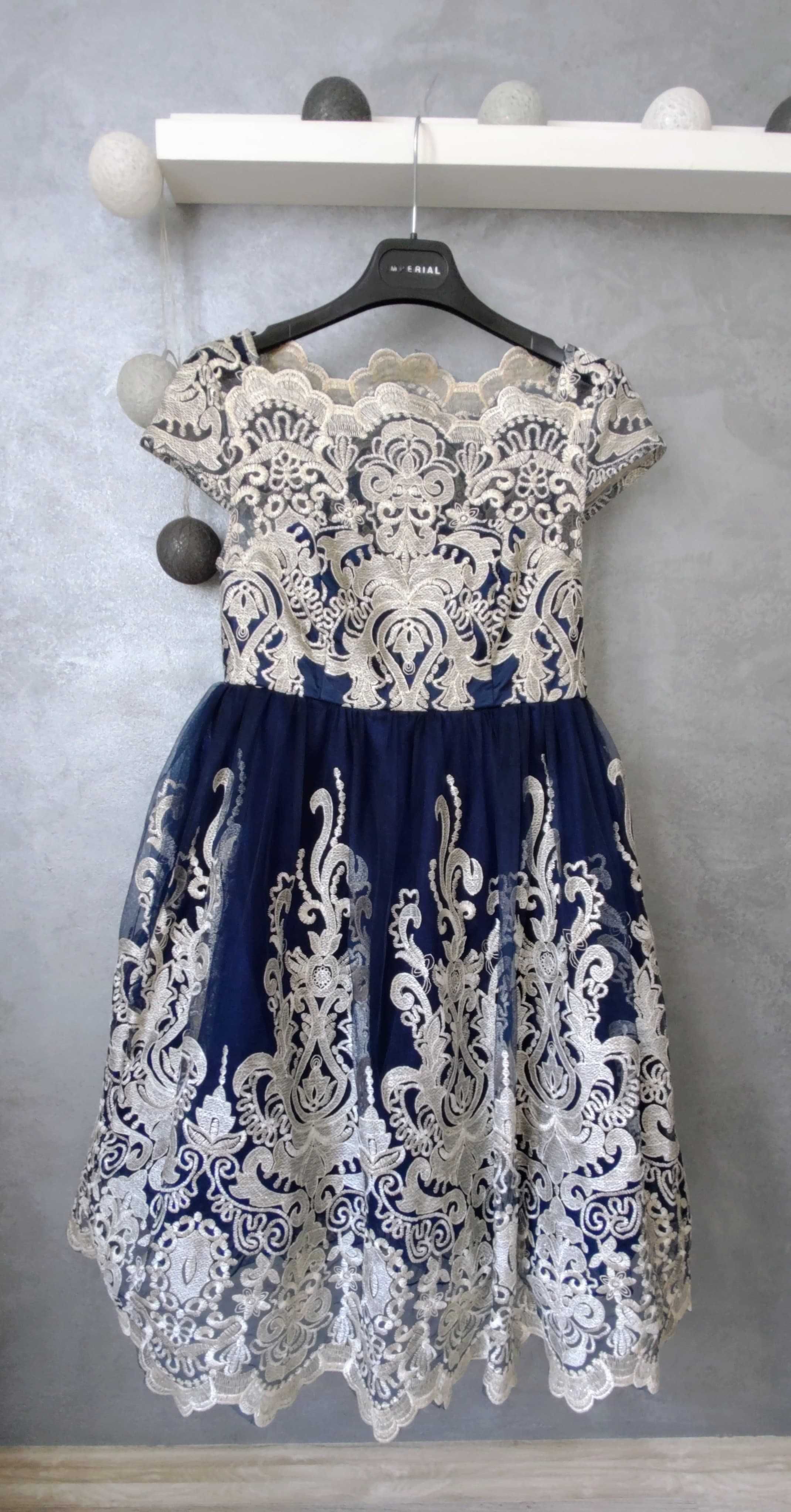 Sukienka Chi Chi London must have granatowa haftowana midi wesele