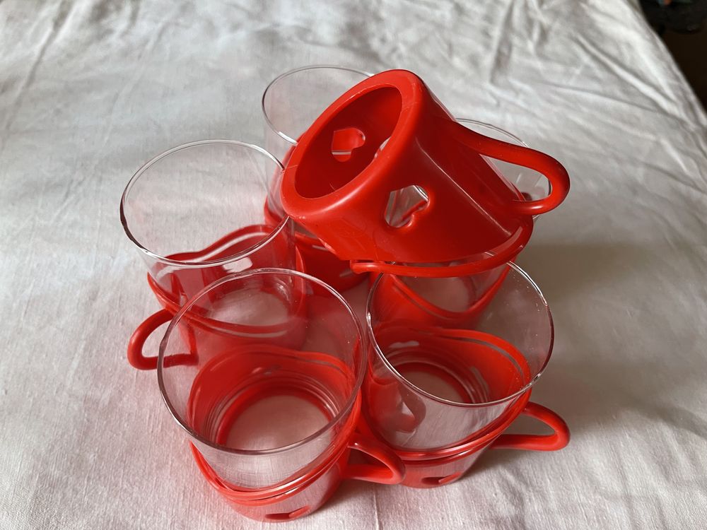 Комплект стаканов в пластмасовых подстаканниках
