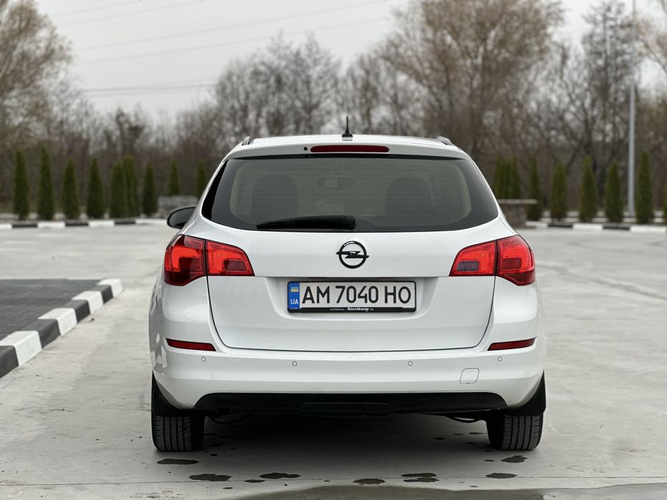 Opel Astra j автомобіль в чудовому стані