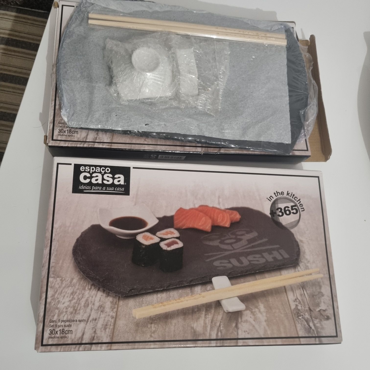 Sushi em base de pedra para duas pessoas