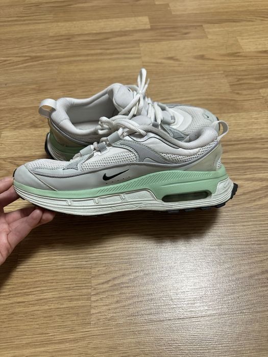 Кросівки, жіночі