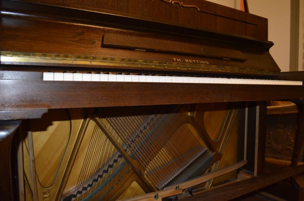 Pianino Betting drewniane, kolor orzech mat, sprawne