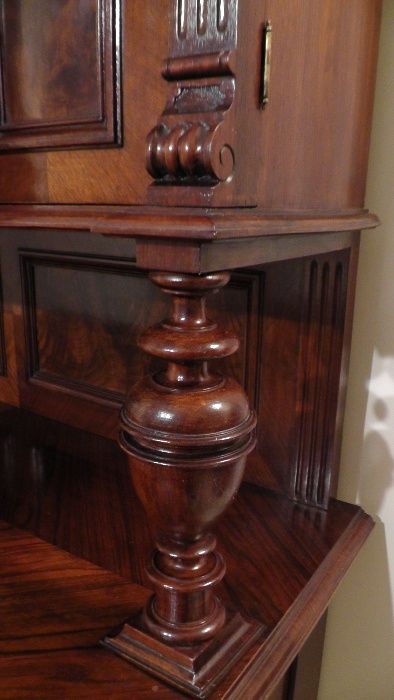 Eklektyczny stary kredens