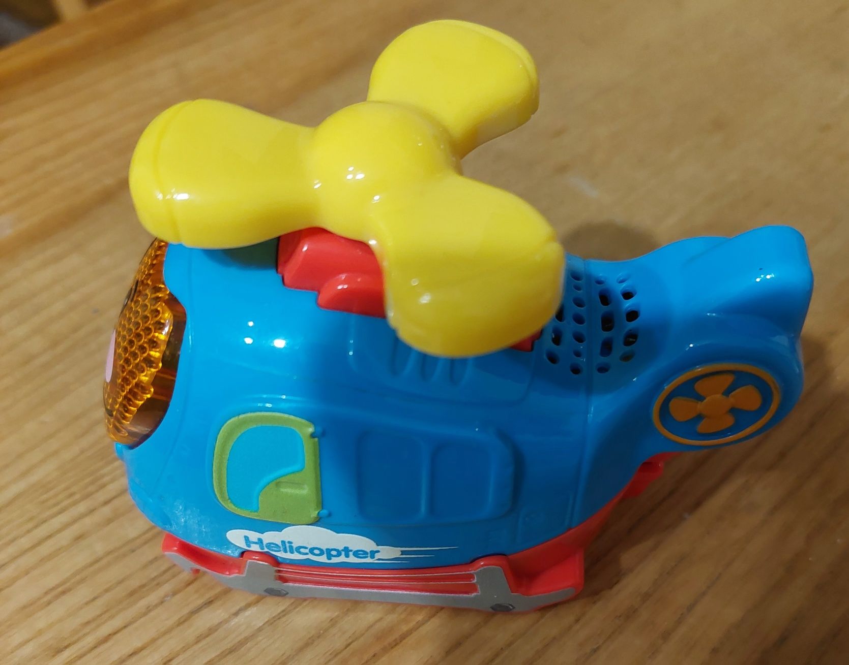 Helikopter firmy Vtech z ruchomym śmigłem, reagujacym na przycisk .