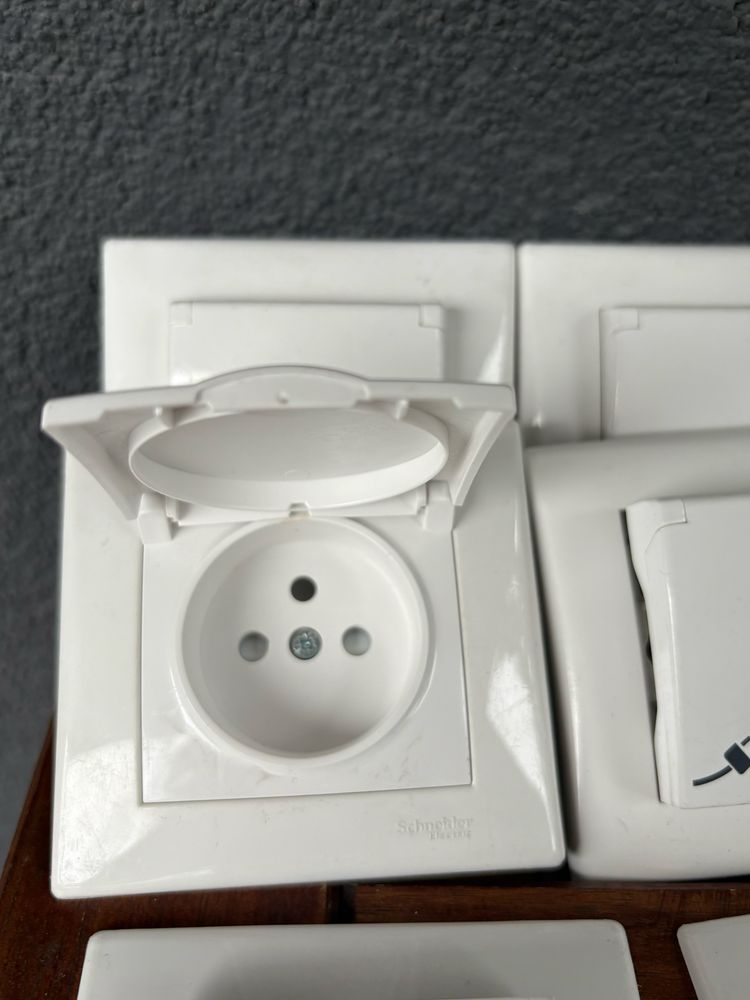 Gniazdka kontakty włącznik światła Schneider Electric