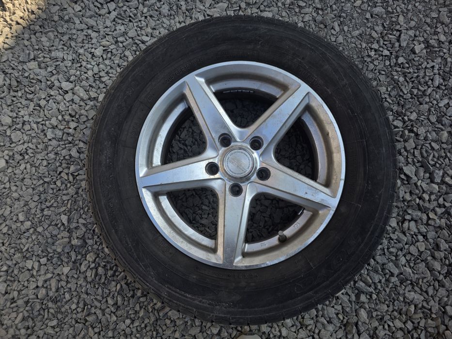 205/65 R15 Шини з дисками на фольцваген 4шт