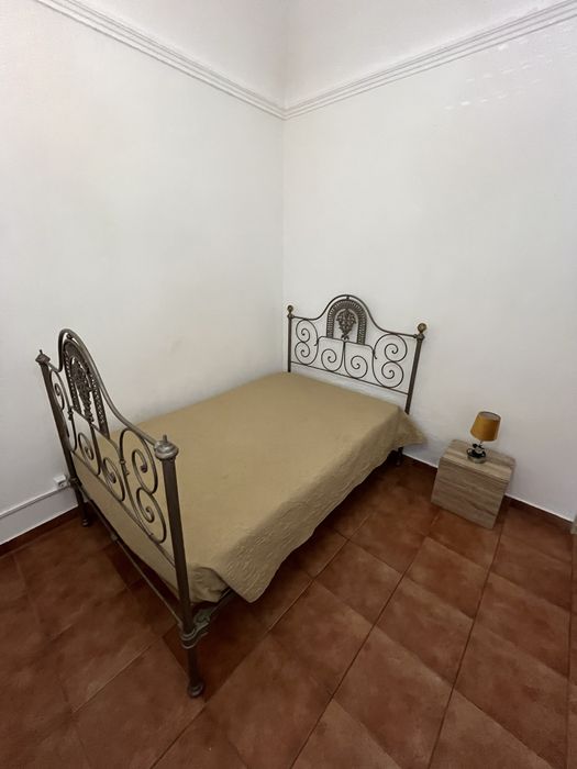 Cama de corpo e meio em ferro