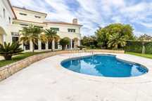 Moradia com piscina, jardim e vista desafogada na Póvoa de Santa Iria