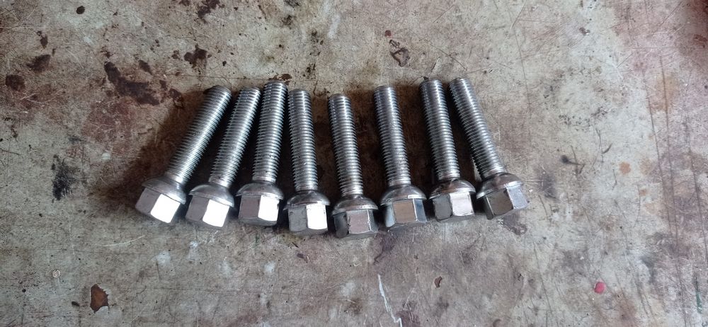 Болты для колес авто