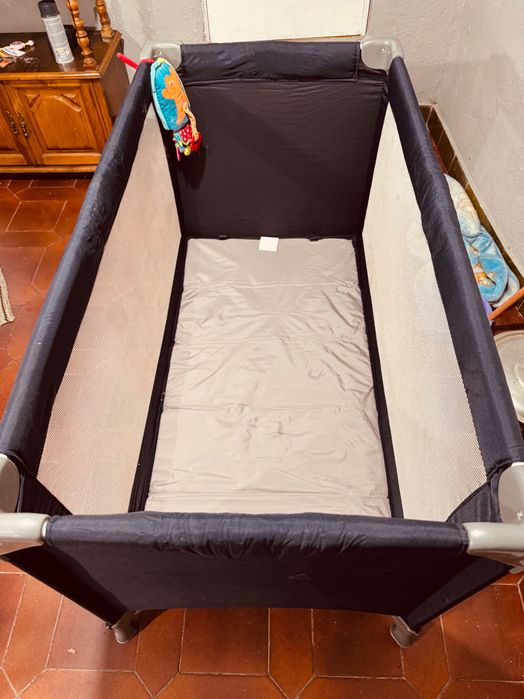 Cama de bebê desmontável como nova