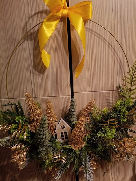 Piękny, duży wianek świąteczny na drzwi lub ścianę na złotym okręgu