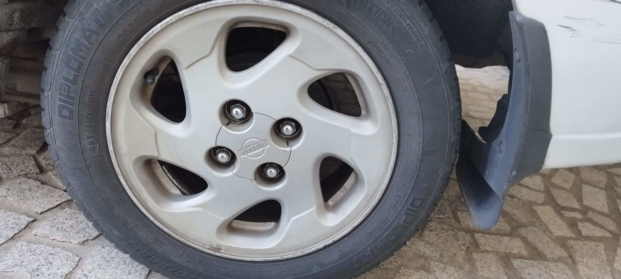 Nissan almera, excelente de mecânica. Com A/C.
