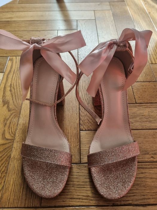 Nowe buty na obcasie morelowe, brokatowe  r. 36