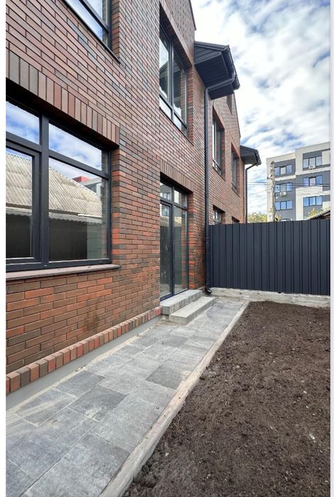 Цегляний ТАУНХАУС з переднім і заднім двором. Газ