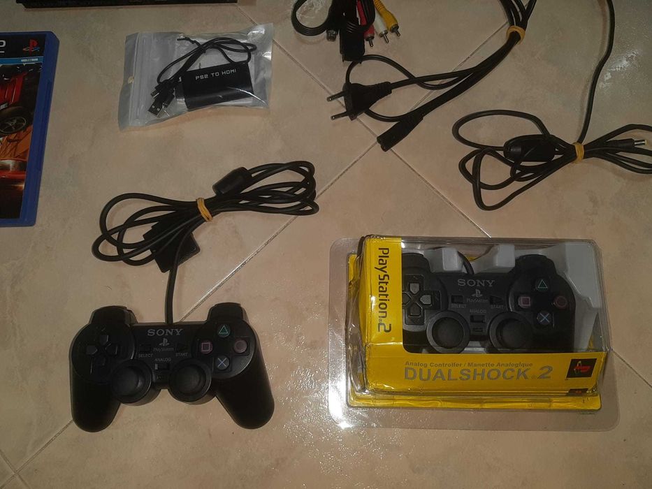 PS2 com 2 comandos e 1 Jogo