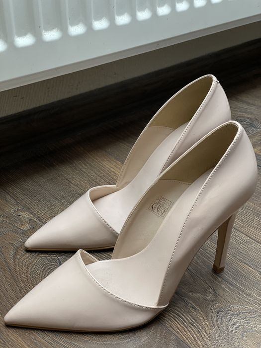 Туфлі бежеві 39 розмір