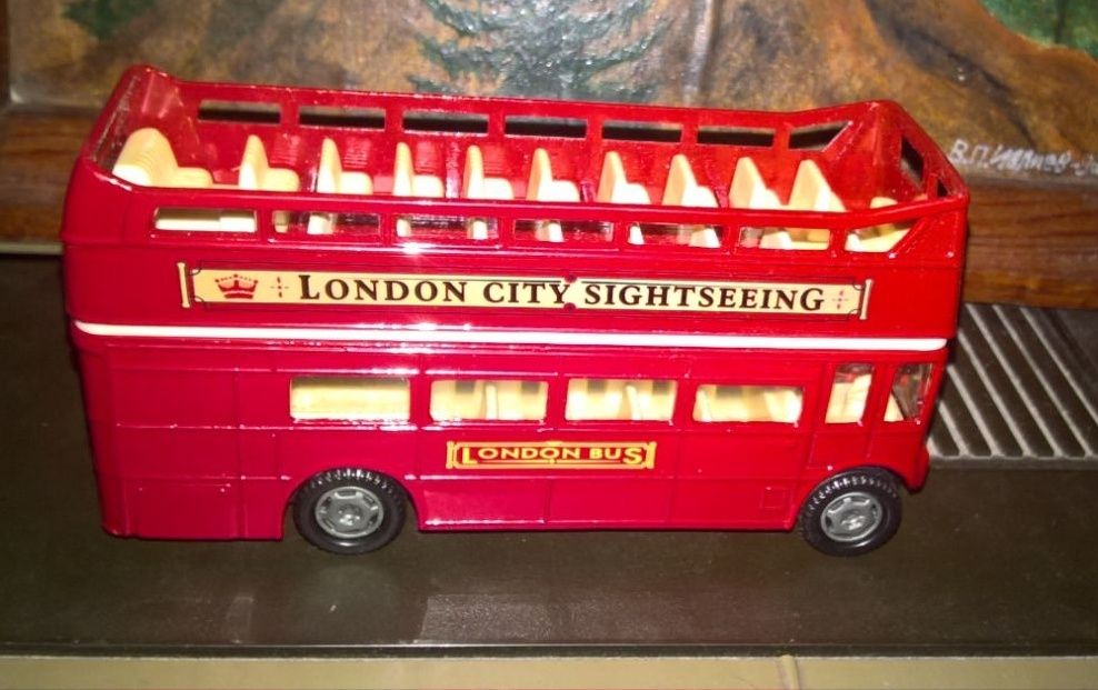 Знаменитый красный двухэтажный автобус Даблдекер