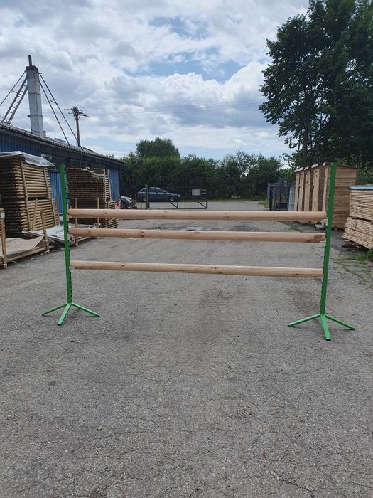 Przeszkoda jeździecka: 2 stojaki + 3 drągi + kłódki + ślizgi – 560 zł