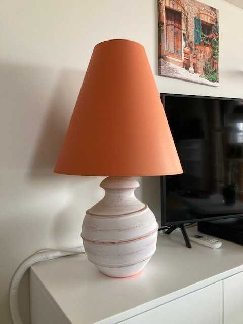 Candeeiro com abajur laranja