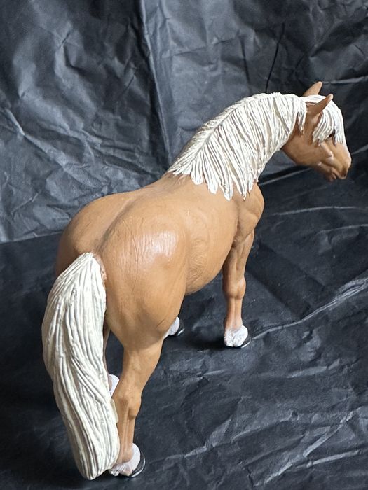 Коллекционная игрушка лошадь