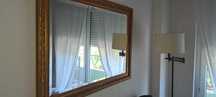 Espelho de sala rectangular com moldura dourada