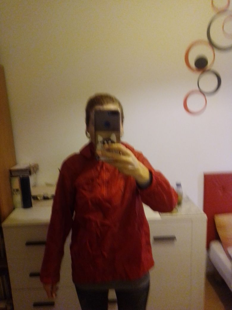 Kurtka przeciwdeszczowa, kangurka, na wzrost ok 160 cm.