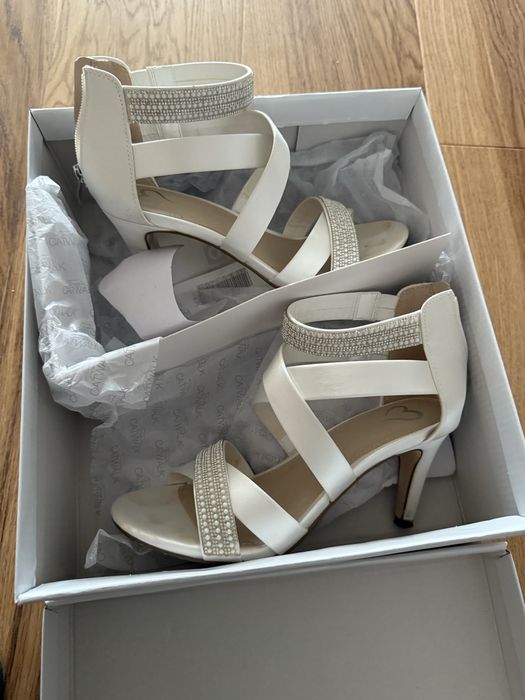 Sandały na obcasie białe rozmiar 36 .