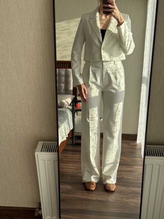 Костюм жіночий з вкороченим жакетом