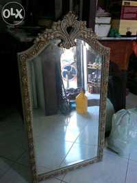 Espelho em castanho maciço lacado e dourado