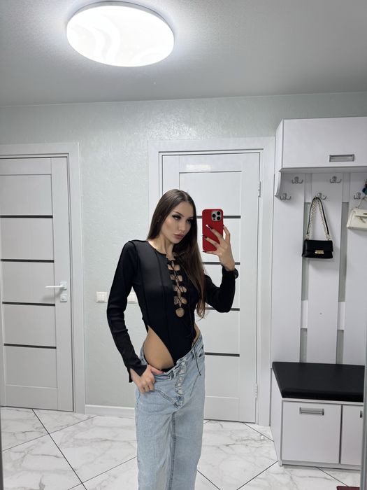 Боді з декольте на шнурівці