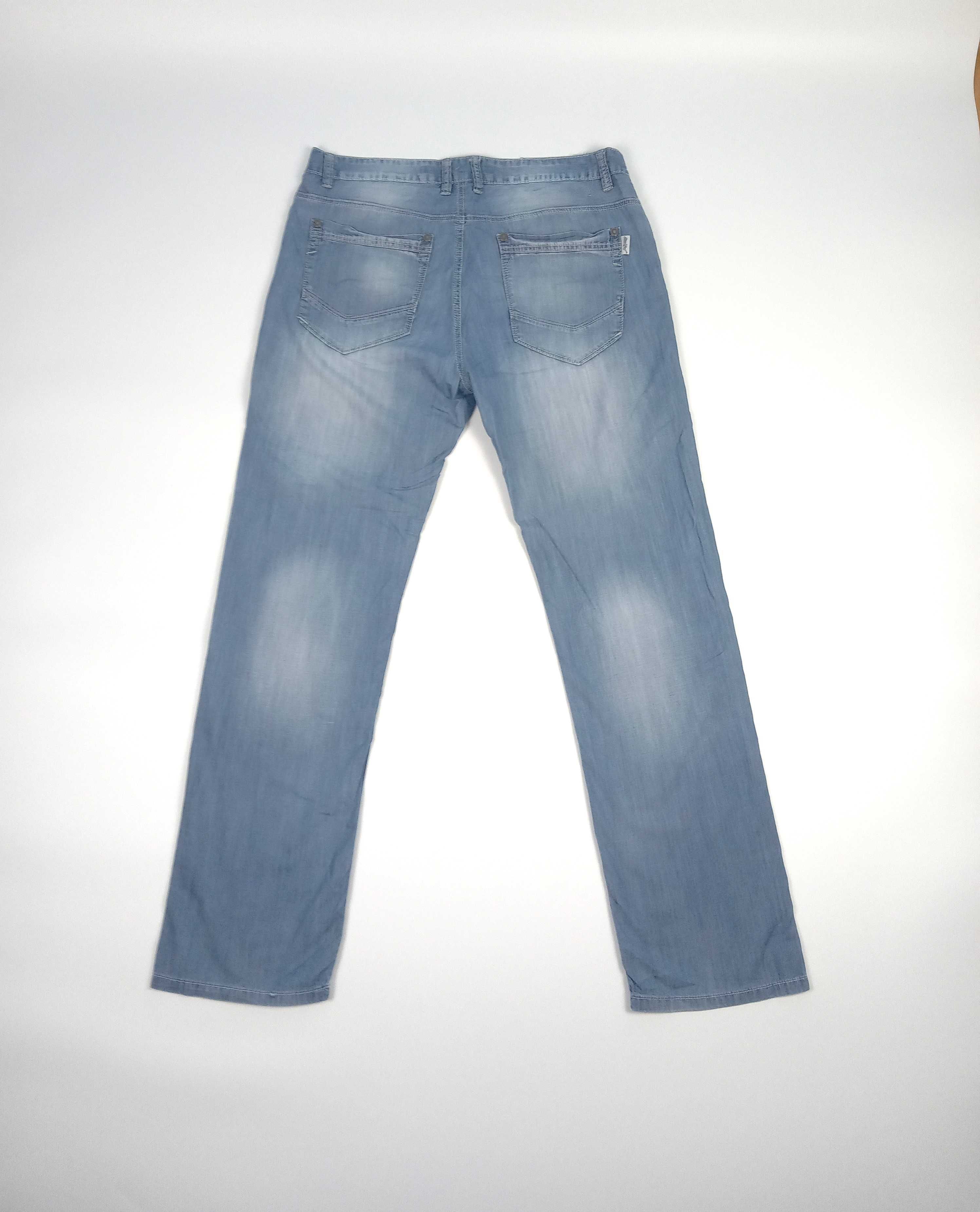 Jasno niebieskie cienkie jeansowe spodnie męskie z wybarwieniami r M/L