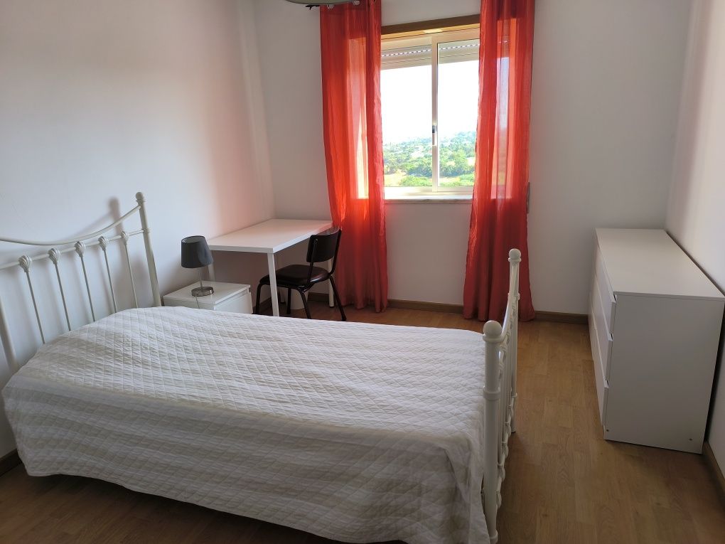 Aluga-se quarto a estudantes junto FCT e Egas Moniz-Monte da Caparica