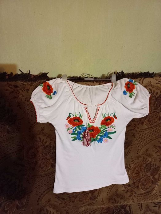 Вишиванка-футболка на дівчинку 134-140 розмір