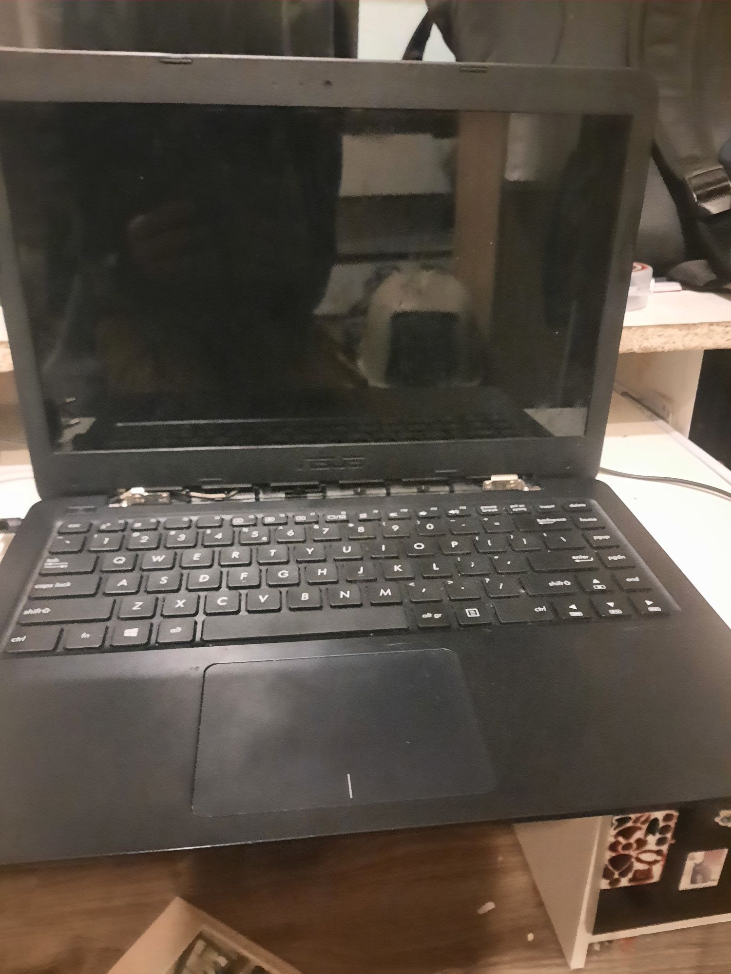 Laptop asus C300M intel Celeron 2gb ram 32GB  pamięć