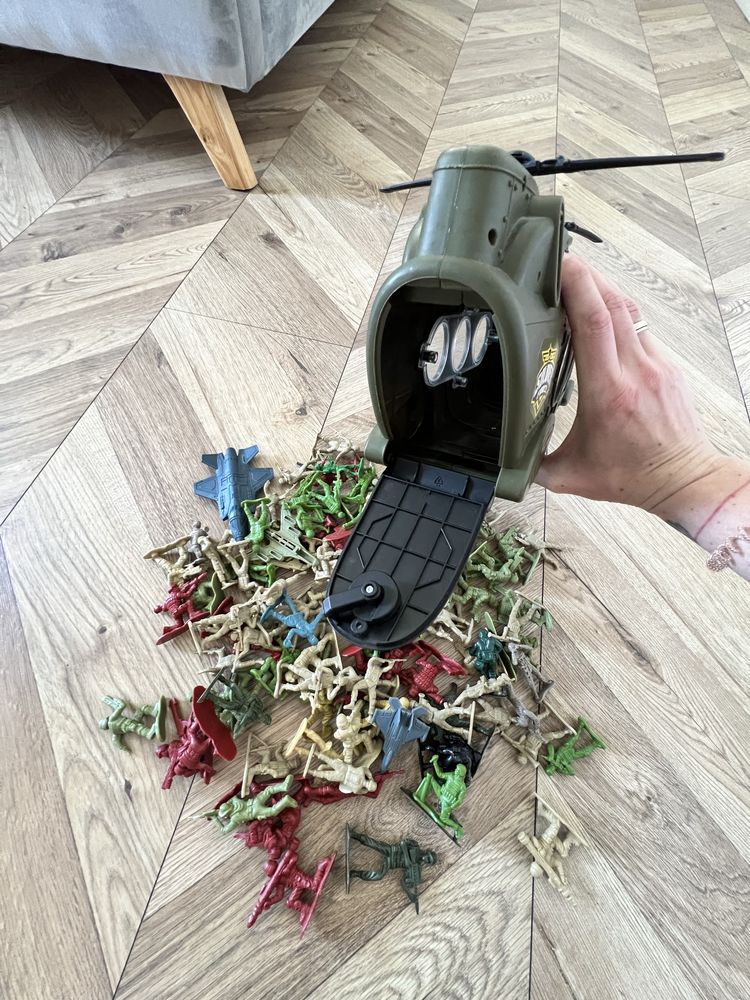 Набор игрушек солдатики