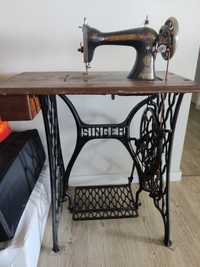 Mesa Singer antiga com máquina de costura